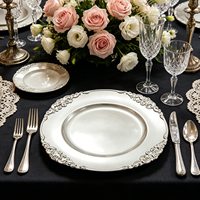 Assiettes de présentation dorées baroques ornées avec bordure à motifs en relief pour une mise en scène de table de banquet de mariage de luxe