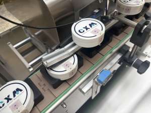 Allemagne Loved Machine d'étiquetage de bouteilles thermofusible 10ML 60ML Machine d'étiquetage de timbres fiscaux d'angle de boîte - Product Image 3