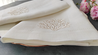 Serviettes carrées en lin brodées de corail, personnalisables et faites à la main avec ourlet festonné - Concept Table d'été Océanique