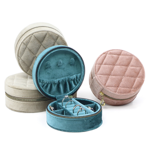 Boîte à bijoux ronde portable haut de gamme faite à la main en tissu velours avec matelassage diamanté, fermeture magnétique et compartiments intérieurs. - Product Image 1