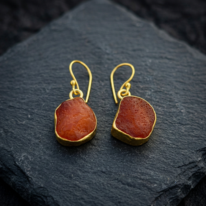 Boucles d'oreilles pendantes pour femme, style bohème, plaquées or, avec pierre rouge de forme irrégulière et sertissage en laiton, certifiées - Product Image 2