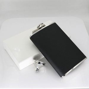 Flacon à whisky en acier inoxydable 304 enveloppé de cuir PU noir de 2 à 8 onces avec bec verseur, idéal pour un coffret cadeau - Product Image 3