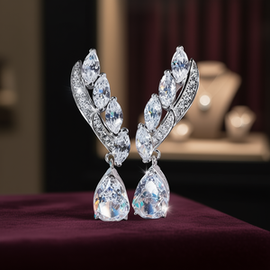 Boucles d'oreilles pendantes de luxe en or blanc et cristal pour femme, en argent 925 avec sertissage griffe, bijoux de soirée, forme goutte d'eau, strass - Product Image 2