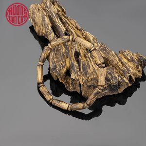 Elegante Pulsera de Agarwood para Mujer con Forma de Bambú y Cuentas Semisuecidas, Joyería Sofisticada de Oud - Product Image 3