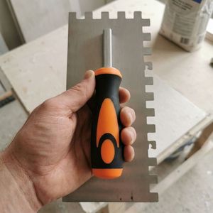 Truelle à carrelage professionnelle en acier au carbone avec manche en bois ou en TPR souple en option, racloir cranté robuste pour marque OEM - Product Image 2