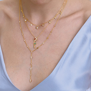 Collier pendentif fleur plaqué or 18 carats avec strass, centre rouge, feuille verte, bijou de tous les jours, cadeau pour femme - Product Image 3