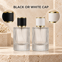 Vente en gros de flacons de parfum en verre côtelé transparent de 30 ml, 50 ml, 100 ml avec atomiseur à fine brume dorée, bouchons noirs et blancs