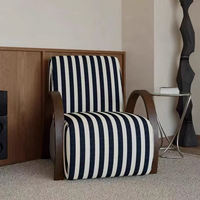 Fauteuil individuel de salon au design créatif et moderne, avec revêtement en tissu à motif zèbre et accoudoirs en bois