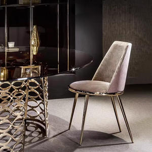 Chaise ronde rembourrée en velours gris avec structure dorée pour salle à manger - Product Image 1