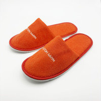 Chaussons d'hôtel jetables personnalisés avec logo brodé orange, confortables et doux