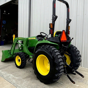 Tracteur compact à roues John Deere 3038E, 70 CV, 4x4, transmission par engrenages, chargeur multifonctionnel, godet avant, utilitaire agricole - Product Image 1