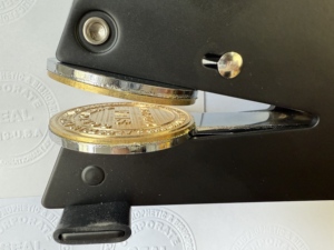 Sceau à embosser manuel <span class=keywords><strong>personnalisé</strong></span> en acier inoxydable de grande taille pour usage bureautique, livres, enveloppes, serviettes, certificats - Product Image 3