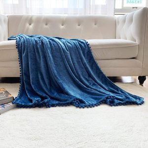 Couverture en flanelle adaptée au canapé et au lit confortable d'origine avec frange à pompons - Product Image 3