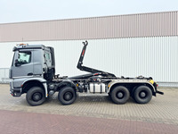 Camion à ordures ISUZU HINO 16 m³ avec grue à bras et plusieurs bacs à déchets