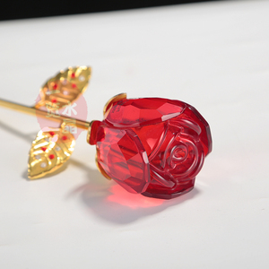 Vaso Figurativo in Cristallo a Forma di Rosa Fatto a Mano con Design Inciso al Laser, Tendenza Moda per Matrimoni e Anniversari - Product Image 5