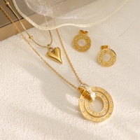 Ensemble de bijoux en acier inoxydable en gros : Collier pendentif double couche cœur et cercle, et boucles d'oreilles clous en zircon incrusté de cristal pour femmes