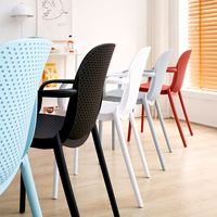 Fauteuil scandinave blanc moulé avec accoudoirs et dossier ouvert en plastique pour coin petit-déjeuner, table de bistrot, salle à manger, maison