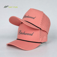 Casquettes de baseball en nylon à 5 panneaux personnalisées en gros, casquettes blanches avec logo en patch tissé, casquette de golf sportive avec trous découpés au laser