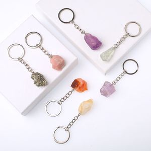 Porte-clés en pierre brute naturelle de quartz rose, cristal de guérison, breloque de mode, pendentif en cristal, pour cadeau - Product Image 1