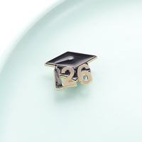 Épinglette en émail personnalisée pour la promotion 2026, motif toque de diplômé sur livres, badge métallique, cadeau inspirant pour étudiant