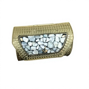 Exquisito Bolso de Diseño con Concha de Nácar, Cadena Metálica Extraíble y Artesanía Premium Hecha a Mano - Product Image 1
