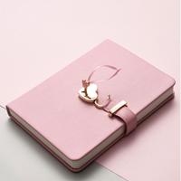 Carnet de notes A5 personnalisé en cuir rose avec fermeture en forme de cœur, reliure cousue, couverture rigide, mignon, MOQ 50 pièces, avec logo personnalisé, idéal comme cadeau