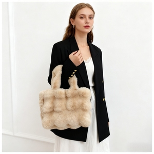 Nuova Borsa a Mano da Donna, Moda Invernale, Tinta Unita, Grande Capacità, Borsa a Tracolla in Peluche per il Pendolarismo - Product Image 2