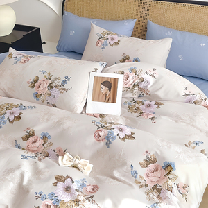 Vente en gros de linge de lit en coton imprimé floral blanc et bleu écologique 200TC, ensemble de 3 pièces, en stock en Chine, livraison rapide vers l'UE - Product Image 1