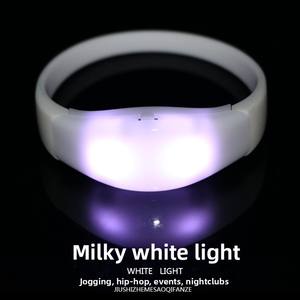 Bracelet LED en silicone personnalisé avec logo, activé par le son, pour événements, bracelet LED activé par le mouvement pour concerts - Product Image 5