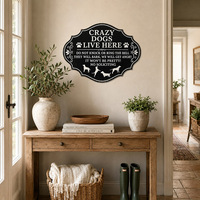 Plaque en métal gaufrée vintage « Crazy Dogs Live Here No Soliciting » – Décoration murale amusante pour porche – Personnalisable – Fabrication OEM directe usine