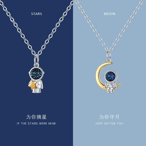 Nuevo Diseño Exclusivo: Collar <span class=keywords><strong>de</strong></span> Cadena <span class=keywords><strong>para</strong></span> Clavícula con Colgante <span class=keywords><strong>de</strong></span> Astronauta <span class=keywords><strong>de</strong></span> Dibujos Animados y <span class=keywords><strong>Pareja</strong></span> Viajera por la Galaxia, <span class=keywords><strong>de</strong></span> Aleación Plateada <span class=keywords><strong>de</strong></span> Moda - Product Image 3
