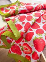Élégant foulard carré en satin imprimé fraises, style bohème, léger et confortable, en fausse soie, peut servir de châle ou de foulard pour la tête.
