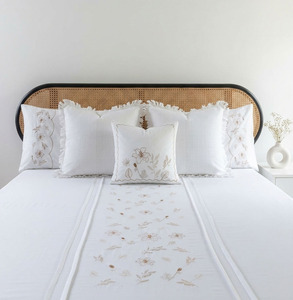Parures de lit en coton brodées de jolies fleurs de lys, lavables en machine, pour la maison, l'hôtel et les mariages (vente en gros) - Product Image 1