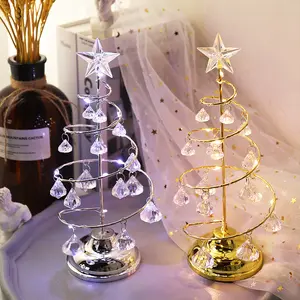 Lampu Pohon Natal Logam Spiral Besi Tempa Ornamen Tampilan Berdiri dengan Bola Kristal Dekorasi Desktop Natal dengan LED