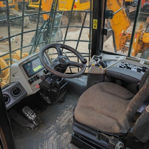 Chargeuse sur pneus d'occasion Cat 950GC, Caterpillar 950GC d'origine, chargeuse frontale moyenne, faible nombre d'heures de fonctionnement, en stock, prête à l'exportation. - Product Image 6