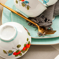 Vaisselle en porcelaine sous glaçure faite à la main, style chinois : bols, assiettes, cuillères, théières