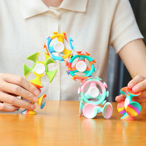 Kean Fidget Spinner à ventouse en silicone, couleurs mélangées, jouet portable anti-stress pour enfants de 5 à 7 ans, unisexe - Product Image 1