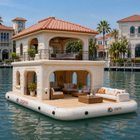 Maison flottante gonflable haut de gamme à double pont avec toit en tuiles, fenêtre en arche et escalier, idéale pour club nautique privé et loisirs aquatiques VIP