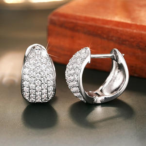 Pendientes de Aro de Oro Blanco con Diamantes Teal Lan, Engaste Pavé, Corte Brillante Redondo, Lujo para Uso Diario de Mujer - Product Image 5