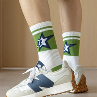 Chaussettes de sport en coton rayé d'automne pour les jeunes imprimés de logo numérique dessinés à la main sur le bas de la manchette