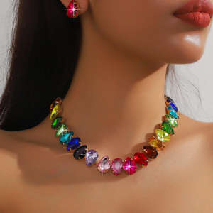 Ensemble de bijoux de mariée avec collier et boucles d'oreilles en cristal géométrique en forme de larme exagérée et coloré - Product Image 1