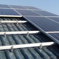 Système de support de montage de panneau de toit de tuile solaire Système de montage de panneau solaire de toit en étain incliné