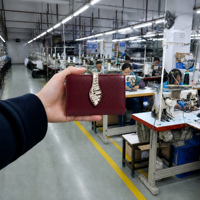 Bolso de Mano Tipo Clutch de Cuero PU Color Borgoña Oscuro con Detalle de Serpiente, Elegante y Chic para Uso Diario, Personalizable OEM