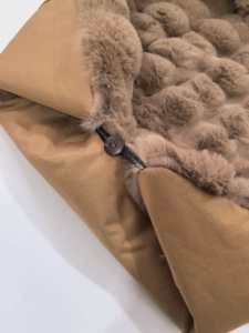 Selimut Hewan Peliharaan Musim Dingin Modern Warna Cokelat Imitasi Bulu Kelinci, Nyaman dan Lembut, Dapat Dilepas dan Dicuci - Product Image 5