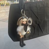 Breloque de sac faite à la main, mignonne, avec une petite fille aux cheveux courts et une frange droite, cordon réglable