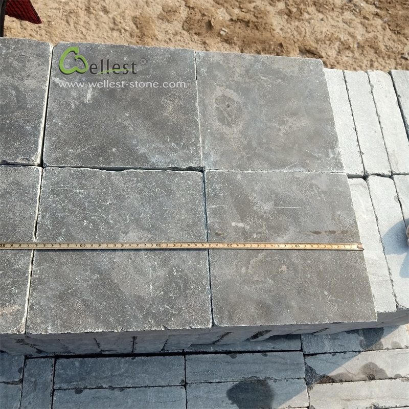 Разобранный наружный камень, известняковый укладчик для подъездной дорожки