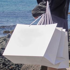 Sacs en papier cadeau modernes de luxe, impression UV, logo personnalisé, différentes couleurs, sacs de shopping en gros avec poignée pour les petites entreprises - Product Image 3