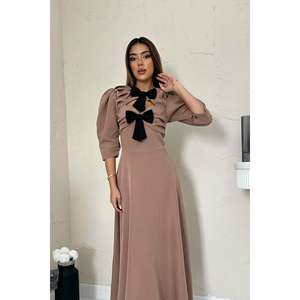 Robe longue en satin camel coupe trapèze avec nœud décoratif, décolleté en V et découpes, robe de bal à taille naturelle - Product Image 3