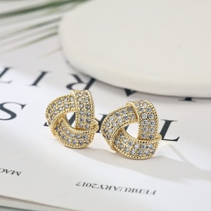 Pendientes de circonita trenzados con diseño triangular de lujo sencillo, estilo europeo-americano, para mujer y niña - Product Image 1