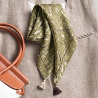 Écharpe en soie botanique personnalisée à motif feuille d'olivier pour femme, motif feuillage vert, écharpe carrée à franges 70 cm, décoration de sac
